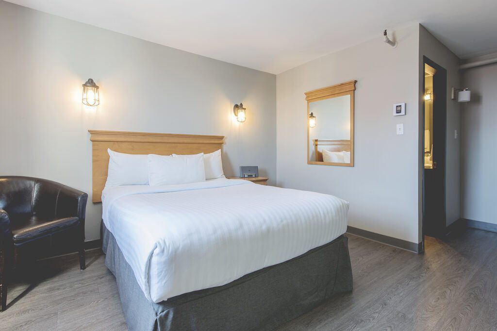 Chambre d'hotel à Val-d'Or avec un lit à louer