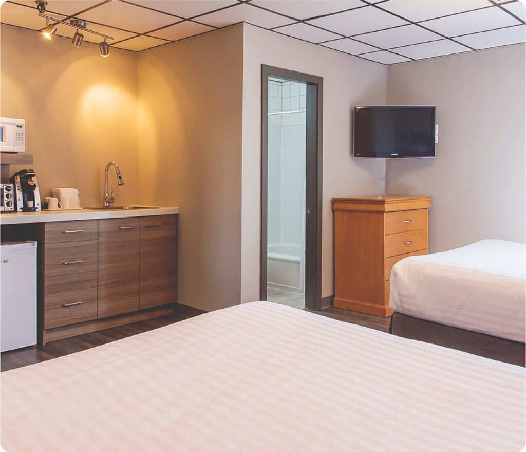 Chambre 2 lits avec espace café et cuisine (frigo, micro-onde, four, cafétière)